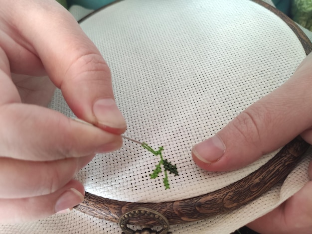 Haftowane detale na lnianej tkaninie